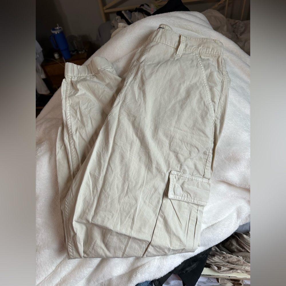 NEW WITHOUT TAGS! Abercrombie Cream Cargo Joggers! Size XL